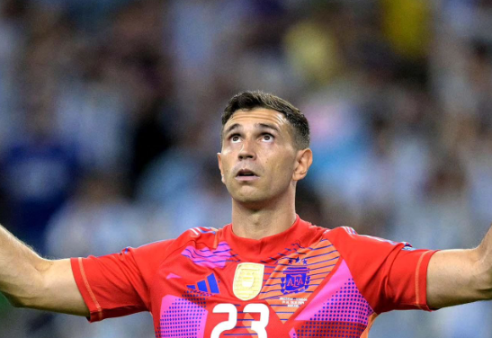 Con Dibu Martínez como héroe, Argentina elimina a Ecuador