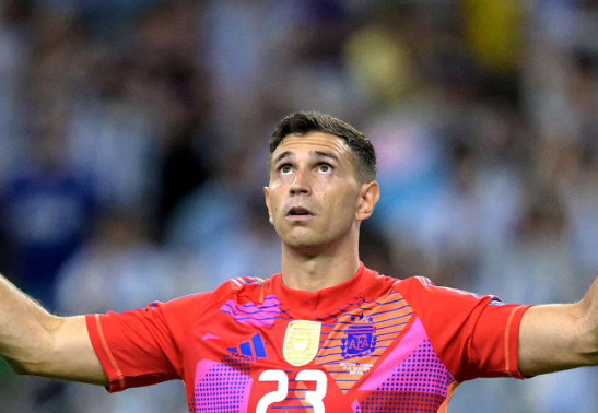 Con Dibu Martínez como héroe, Argentina elimina a Ecuador