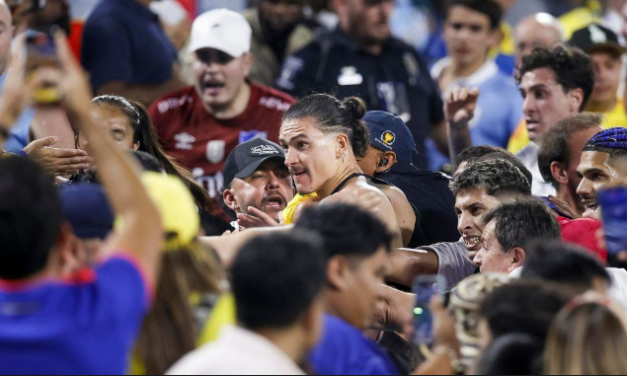 Malos perdedores: jugadores de Uruguay pelean con hinchas colombianos
