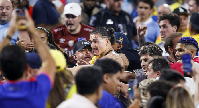 Malos perdedores: jugadores de Uruguay pelean con hinchas colombianos