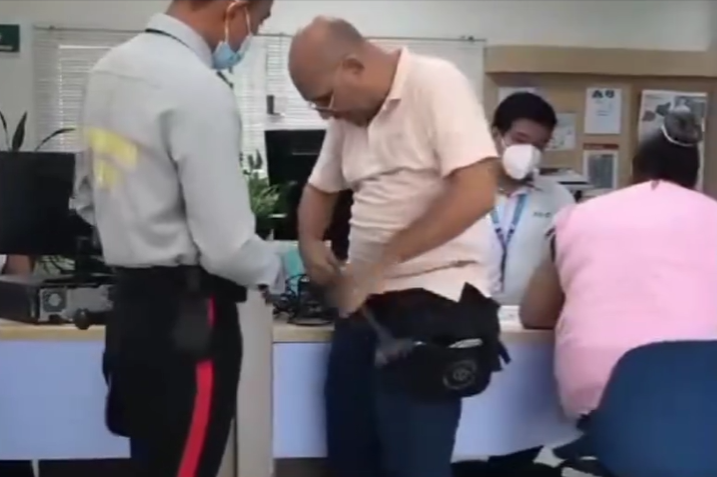 Usuario se encadena en oficina de Air-e en Puerto Colombia