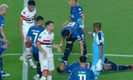 Momentos de drama en la Copa Libertadores: Jugador de Nacional de Uruguay se desplomó en pleno partido