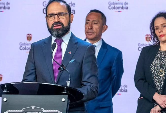 Gobierno garantiza abastecimiento de combustible para aviación