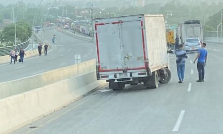 Camioneros bloquean Puente Pumarejo y aplican ‘plan tortuga’ en Barranquilla