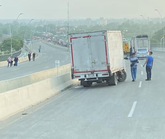 Camioneros bloquean Puente Pumarejo y aplican ‘plan tortuga’ en Barranquilla
