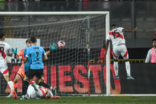 Uruguay se hunde en la eliminatoria: Perú lo venció 1-0