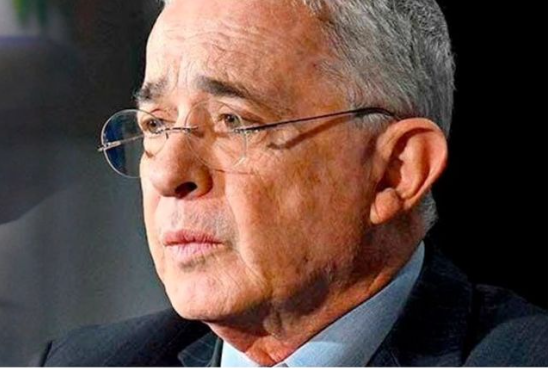Tribunal Ordena Acceso a Pruebas para Defensa de Uribe