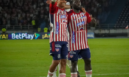 Junior vence 3-1 al líder América con doblete de Yimmi Chará