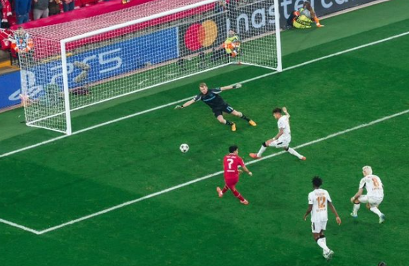 Luis Díaz brilla con un ‘hat trick’ y lleva al Liverpool a la victoria sobre el Bayer Leverkusen