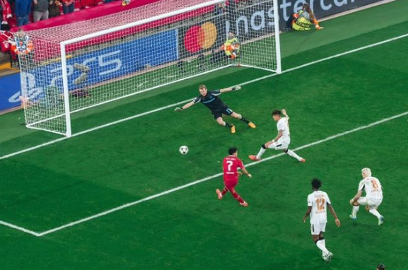 Luis Díaz brilla con un ‘hat trick’ y lleva al Liverpool a la victoria sobre el Bayer Leverkusen