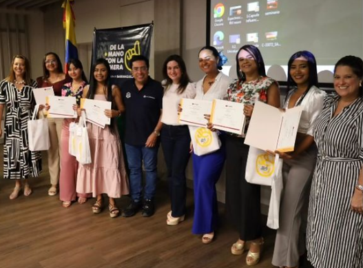 Más de 100 mujeres barranquilleras celebran su graduación en inglés con la campaña ‘De la mano con la primera’