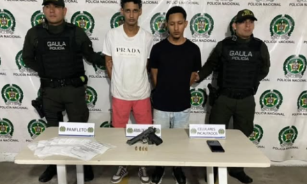 Capturados con panfletos y pistola en mano