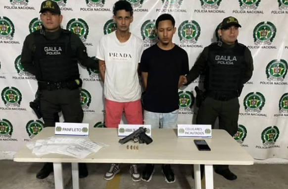 Capturados con panfletos y pistola en mano