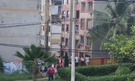 Rescatan a cuatro menores tras colapso de edificio en Campo Alegre; una persona sigue atrapada