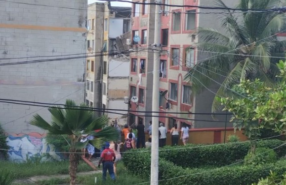 Rescatan a cuatro menores tras colapso de edificio en Campo Alegre; una persona sigue atrapada