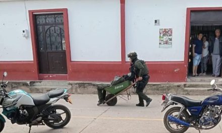 Policía herido por un francotirador del ELN, es trasladado en carretilla al puesto de salud