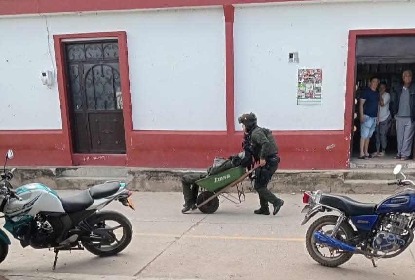 Policía herido por un francotirador del ELN, es trasladado en carretilla al puesto de salud