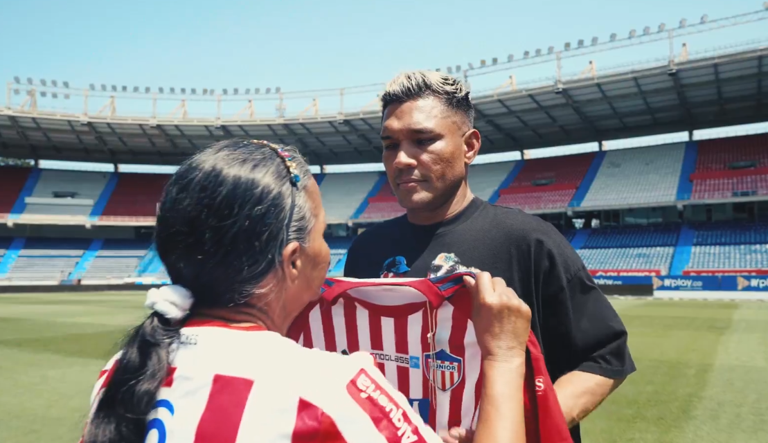 Su mamá le dio la camiseta de ‘Tu papá’ a Teo Gutiérrez