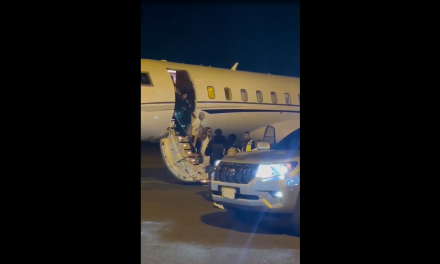 Shakira llegó a Barranquilla y fue recibida por niñas del grupo de baile de La Normal