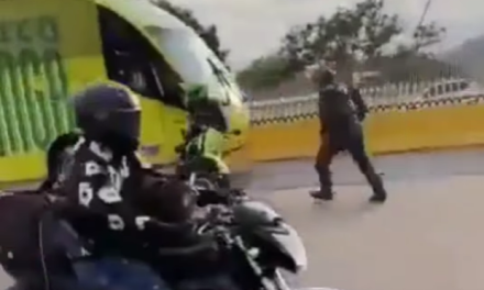 Atropellado en servicio: motociclista embiste a policía que escoltaba bus del Bucaramanga