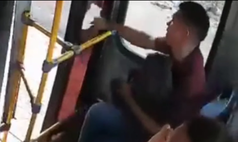 Desadaptado rompe con el puño el vidrio del bus en el que viajaba