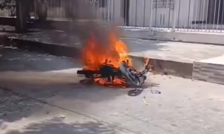 Incendian moto de presunto ladrón en barrio La Magdalena