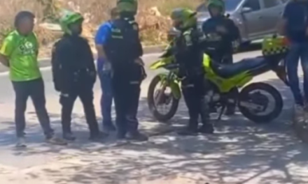 Acalorada discusión entre Policía y conductor tras inmovilización de InDriver en la 81 con 38
