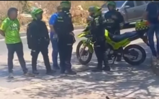 Acalorada discusión entre Policía y conductor tras inmovilización de InDriver en la 81 con 38