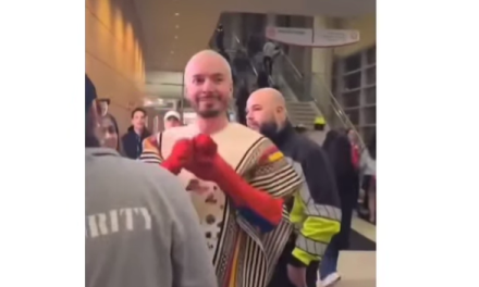 J Balvin se disfraza de Spiderman y casi no lo dejan entrar a su propio concierto