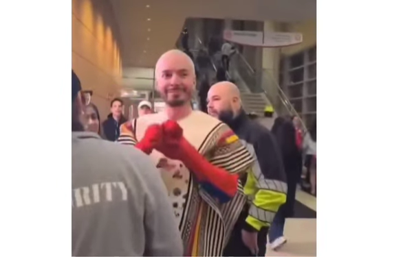 J Balvin se disfraza de Spiderman y casi no lo dejan entrar a su propio concierto
