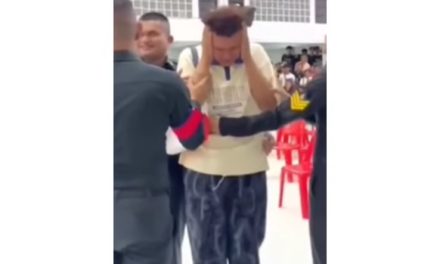 Joven tailandés saca tarjeta negra y su reacción se vuelve viral