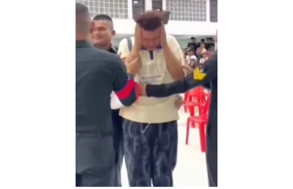 Joven tailandés saca tarjeta negra y su reacción se vuelve viral