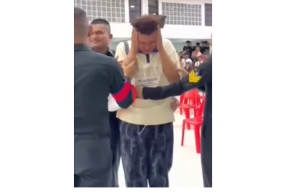 Joven tailandés saca tarjeta negra y su reacción se vuelve viral