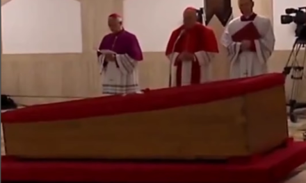 Papa Francisco permanece en cámara ardiente