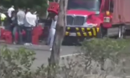 Saquean camión de Coca Cola tras accidente en vía de Barranquilla