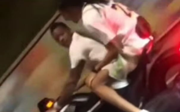 Jhon Jáder Durán desata polémica por conducir moto sin casco en Medellín