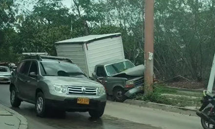 Furgón pierde los frenos y derriba un poste en Los Toboganes, Barranquilla