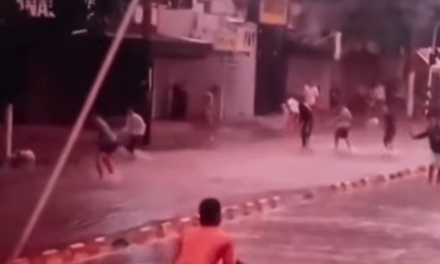 Jóvenes protagonizan pelea bajo la lluvia en la calle Murillo