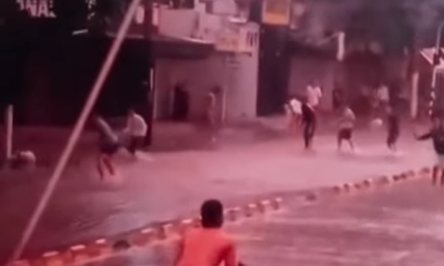 Jóvenes protagonizan pelea bajo la lluvia en la calle Murillo