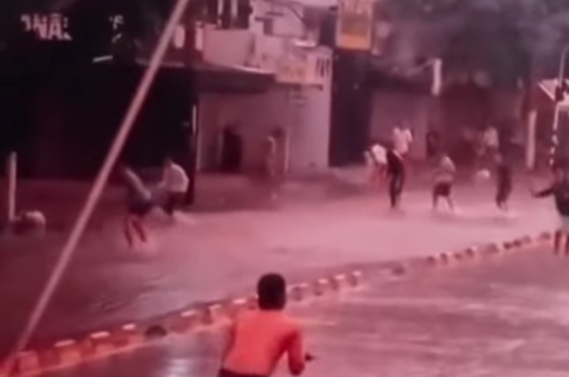 Jóvenes protagonizan pelea bajo la lluvia en la calle Murillo