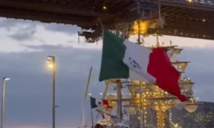 Velero Cuauhtémoc de la Marina choca contra el Puente de Brooklyn en Nueva York
