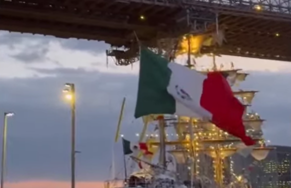 Velero Cuauhtémoc de la Marina choca contra el Puente de Brooklyn en Nueva York