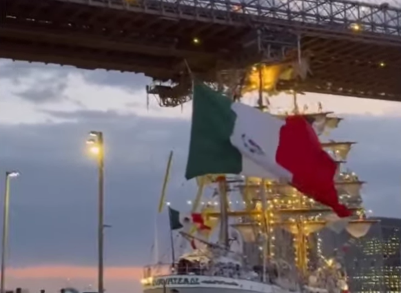 Velero Cuauhtémoc de la Marina choca contra el Puente de Brooklyn en Nueva York