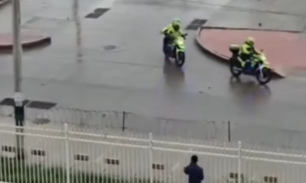 Policia huye para evitar pedradas de pandilleros