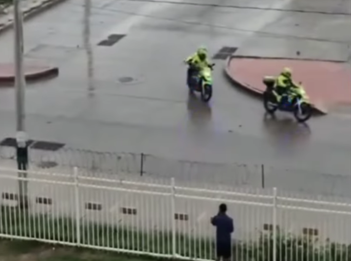 Policia huye para evitar pedradas de pandilleros