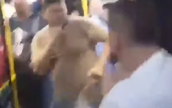 A golpes en Transmetro: pelea entre dos hombres sacude estación Joe Arroyo