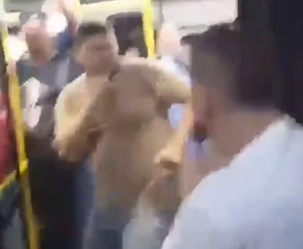 A golpes en Transmetro: pelea entre dos hombres sacude estación Joe Arroyo