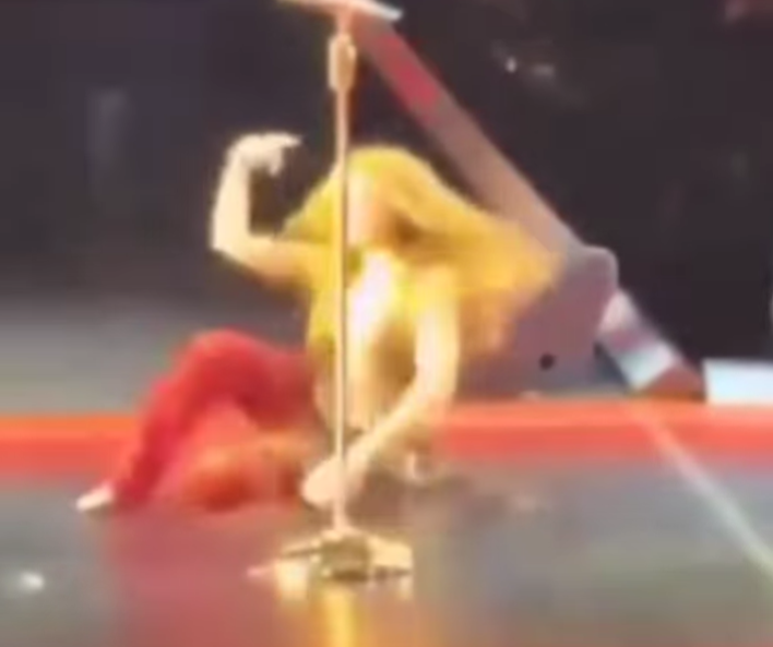 Con estilo y sonrisa: así se levantó Shakira tras caída en pleno concierto