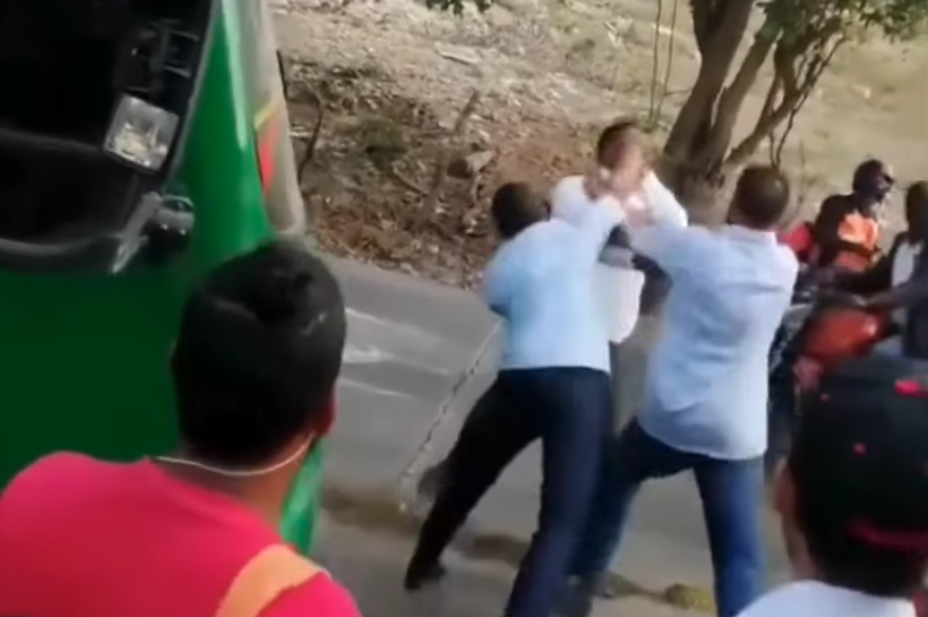 Pelea entre taxista y conductor de Colitoral paraliza el tránsito
