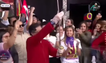 Petro, versión tropical de Chávez, empuña la espada y sueña con refundar Colombia